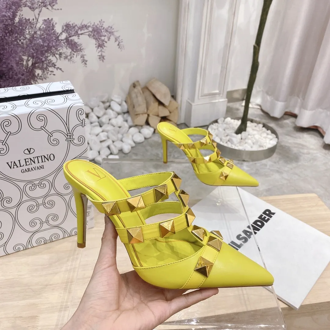 👟👟Ex-factory price 400👟👟 Genuine leather sole +40 (buckle style +10) Valentino Spring and summer new rivet shoes are new☑️ —————————————— The latest golden big rivet elements are full of high-end! Extremely fashionable Heel height: 9.5cm Upper: Matt sheepskin Lining: Sheepskin lining Outsole: Italian genuine leather outsole, rubber sole optional Color: Two styles with 8 colors available Code number: 34-41 (34 and 42 are custom-made and non-returnable) Buckle style: +10 Slippers style: